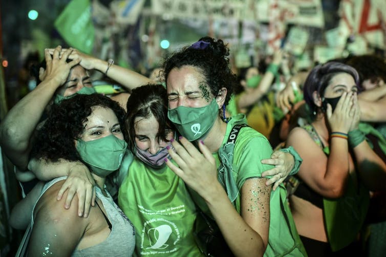 Les militants pro-choix font la fête après l'approbation par le Sénat d'un projet de loi visant à légaliser l'avortement en dehors du Congrès à Buenos Aires le 30 décembre 2020.